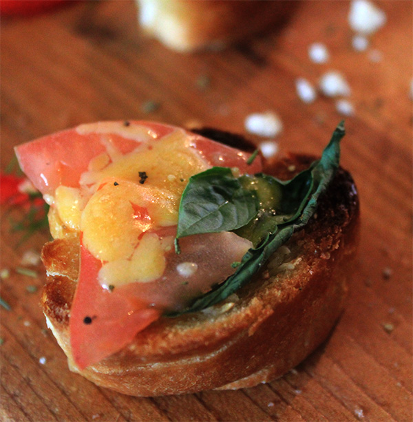 Bruschetta with Tomato, Basil and Cheese