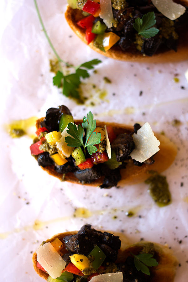 Bruschetta with Brown Mushrooms, Peppers and Coriander Pesto aninas