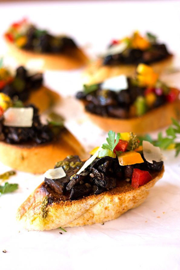 Bruschetta with Brown Mushrooms, Peppers and Coriander Pesto Bruschetta with Brown Mushrooms, Peppers and Coriander Pesto