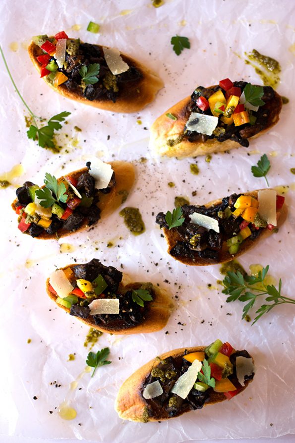 Bruschetta with Brown Mushrooms, Peppers and Coriander Pesto Bruschetta with Brown Mushrooms, Peppers and Coriander Pesto