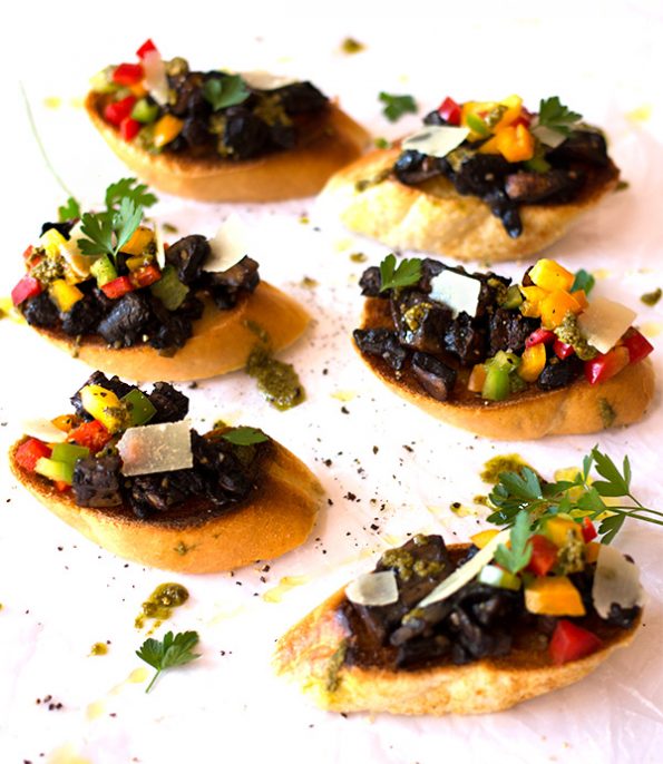 Bruschetta with Brown Mushrooms, Peppers and Coriander Pesto