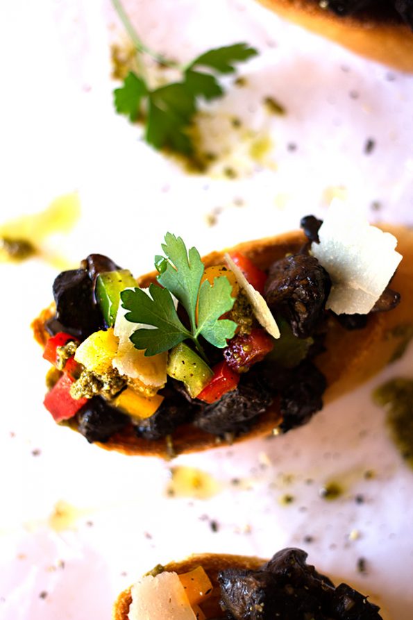 Bruschetta with Brown Mushrooms, Peppers and Coriander Pesto Bruschetta with Brown Mushrooms, Peppers and Coriander Pesto