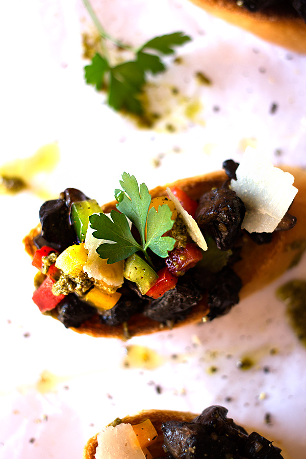 Bruschetta with Brown Mushrooms, Peppers and Coriander Pesto Bruschetta with Brown Mushrooms, Peppers and Coriander Pesto