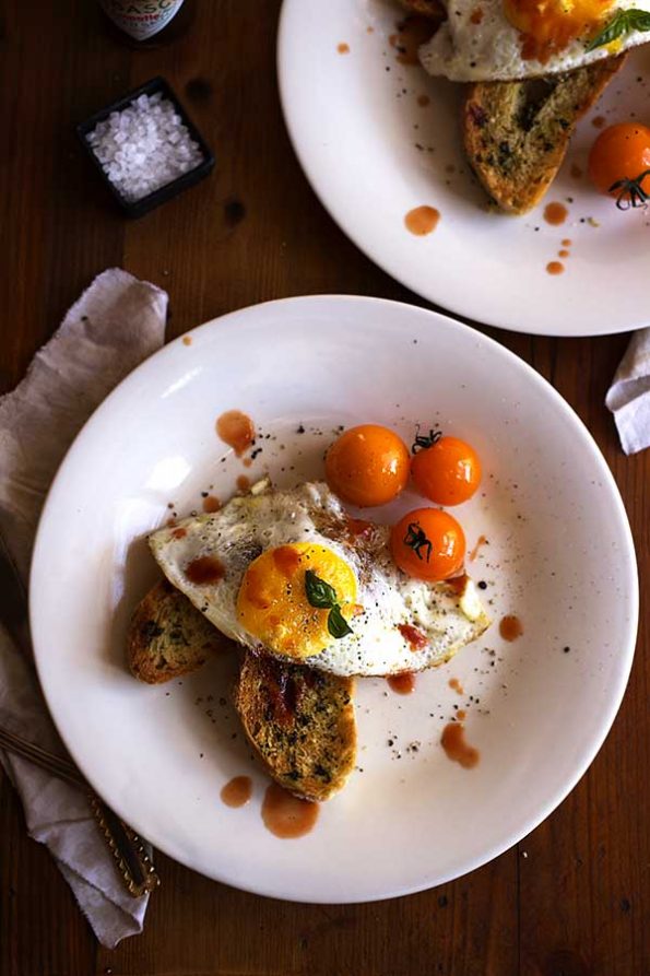 Eggs on Garlic Bread Toast
